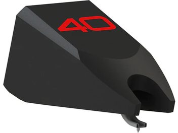 Діамант для платівки Stylus CC ANNIVERSARY 40, вид у перспективі, чорний корпус, напис "40" червоним кольором зверху