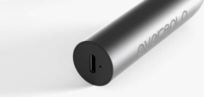 EverSolo EM-01 kalibrációs mikrofon ezüst színű, hengeres formájú, fekete végdísszel, USB-C porttal és egy kis nyílással