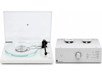 Weißer Rega P6 Plattenspieler mit geöffneter Haube und transparentem Plattenteller, mit silbernem Pro-Ject Tube Box DS3 B Vorverstärker