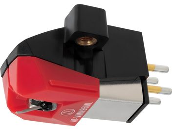 Audio Technica AT-VM95ML lemezfej piros és fekete műanyag testtel, szürke fém kerettel, háromnegyedes előlátás, látható lemezolvasó tű és négy aranyozott csatlakozó tű.