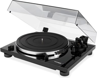 Svart lakkert Thorens TD 201 platespiller med tonarm, pickup og gjennomsiktig støvbeskyttelseslokk, 3/4 frontvisning