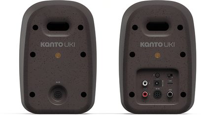 Coppia di diffusori connessi Kanto UKI marrone, vista dal basso con connettori posteriori e base screziata
