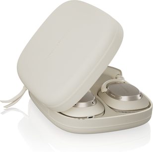 Bowers & Wilkins Px7 S3 kahverengi yüksek kaliteli kulaklık, metal kaplamalı oval kulaklık yastıkları, dokulu yüzeye sahip sert kılıf içinde üç çeyrek açık üstten görüntü
