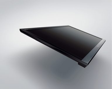 Sony KDL-32EX600 sort fladskærms-TV i sort, set fra en trekvartvinkel, stående på en sort holder