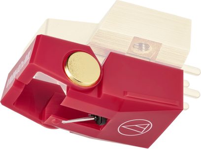 Diamant pentru doza Audio Technica AT-VMN40xML cu carcasă din plastic roșu, logo alb pe lateral, inserție circulară metalică aurie, vârf de citire metalic vizibil și conectori ivoire în partea din spate, vedere din unghi inferior de trei sferturi