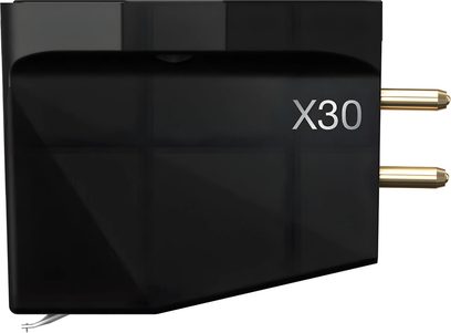 Ortofon MC X30 fekete, textúrázott műanyag hangszedőcellája oldalnézetben, szögletes tok X30 felirattal, két aranyozott csatlakozótű a hátulján és ezüstszínű cantilever az alján