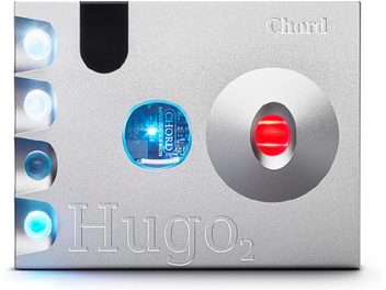 Convertisseur audio portable Chord Hugo 2 argent avec boutons lumineux bleus et rouges, prise casque et ports sur le côté