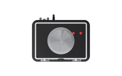 Hi-fi slušalkarski predojačevalnik iFi Audio iDSD Phantom, pogled od spredaj, črno ohišje, velik osrednji srebrn gumb, rdeče lučke