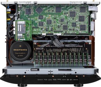 Préampli home-cinéma Marantz AV8802A noir ouvert, vue de dessus, montrant circuits imprimés verts et composants électroniques