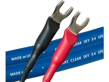 Blaues Cardas Clear Sky X4-Lautsprecherkabel mit roten und schwarzen Gabelsteckern, Nahaufnahme