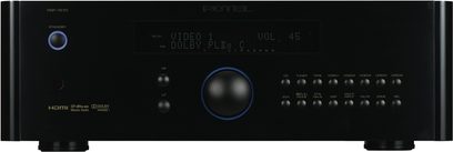 Sort front på en Rotel RSP-1570 audio-/videomultiforstærker, LCD-skærm, drejeknapper og tilslutninger