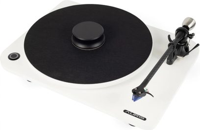 Witte Auris Audio Mystik-vinylplatenspeler met zwart plateau en zwarte toonarm, van bovenaf gezien drie
