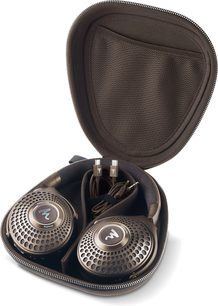 Draadloze hifi-hoofdtelefoon Focal Bathys MG in een open etui met metalen rooster, kabels en zichtbare mesh-pocket.