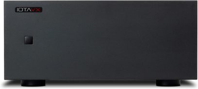 Frontal vy av en svart IOTAVX AVXP1 high-fidelity effektförstärkare i metall med matt, heltäckande frontpanel, logotyp uppe till vänster, liten fyrkantig knapp nere till vänster, stående på två svarta cylindriska fötter