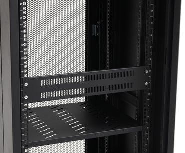 Norstone Pro audiovisuel rack med ventilationspaneler, indvendig visning, perforeret sekskantet gitter og ventilerede hylder