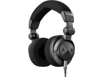 Fekete Astell&Kern Virtuoso vezetékes zárt fejhallgató, műanyag és fém elemekkel, vastag körülzáró fülpárnákkal, puha fejpánttal, a jobb fülhallgató aljából kivezetett kábellel, jobb oldali háromnegyedes előlátás