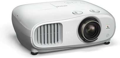 Epson EH-TW7100 -videoprojektori, valkoinen, kolmikvartterinäkymä edestä, linssi oikealla, ilmanvaihtoaukot edessä ja sivulla