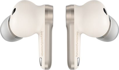 Pare trådløse in-ear-høretelefoner Beyerdynamic Amiron 100 i kremfarget matt beige plast med grå silikonetips og tynne logotypede stenger, symmetrisk sidevisning