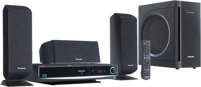 Panasonic SC-BT100 hjemmebiografsystem bestående af en Blu-ray-afspiller, to højttalertårne, en centerhøjttaler og en basrefleksboks, set forfra