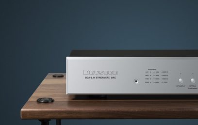 Netzwerk-Audio-Player BDA-3.14 von vorne, rechteckiges silbernes Gehäuse, runde Knöpfe, schwarze Schrift und Anzeigen