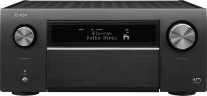Denon AVC-A110 sort hjemmebiografsforstærker, frontpanel med blå LCD-skærm der viser "Blu-ray Dolby Atmos", to sølvfarvede drejeknapper