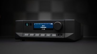 Sort Cyrus i7-XR stereo hi-fi-forstærker, frontvisning, blå skærm "AN 1 Analogue i7-XR", 7 knapper på frontpanelet