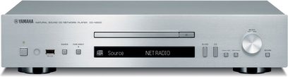 Odtwarzacz CD Yamaha CD-N500 w kolorze srebrnym, widok z przodu, metalowa obudowa z wyświetlaczem, przyciskami i portem USB, na jednolitym szarym tle