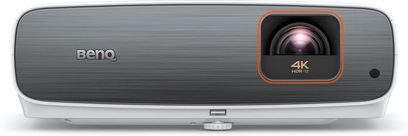 Benq TK860i gråt videoprojektør, frontvisning, 4K HDR-objektiv i midten, orange logo øverst til højre