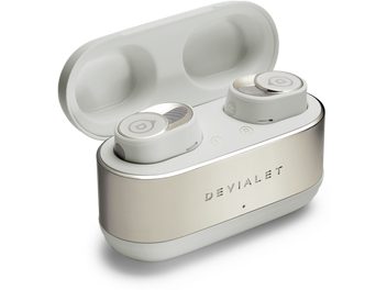 Бездротові навушники Devialet Gemini II Light Pearl білого кольору з двоколірним металево-білим зарядним кейсом, вид з трьох чвертей