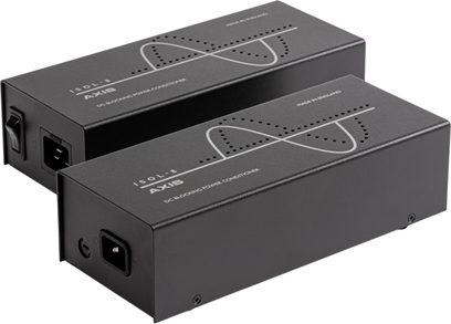Dos acondicionadores de corriente Isol-8 Axis 20 negros, vistos en tres cuartos, con tomas y motivos plateados en la parte superior