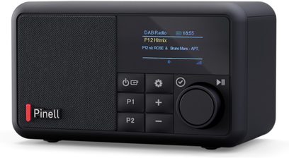 Černé plastové digitální rádio Pinell Compact s textilní mřížkou, barevným displejem a velkým otočným tlačítkem, pohled zepředu v tříčtvrtečním úhlu