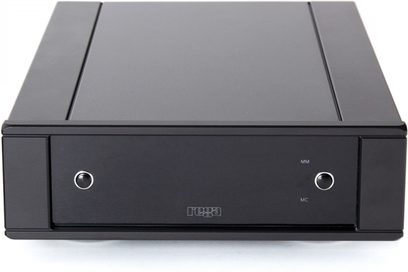 Rega Aria MK3 čierny predzosilňovač pre gramofón, pohľad spredu, dve otočné gombíky, prepínač, konektory na zadnej strane