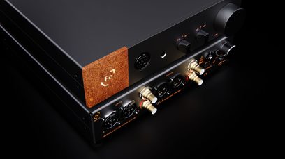Передпідсилювач для навушників Ferrum Audio OOR чорного кольору, крупний план з фронту, позолочені роз'єми, поворотні регулятори, мідний логотип
