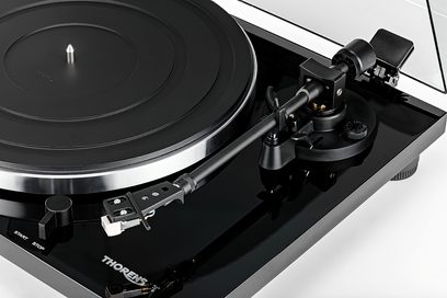 Thorens TD 201 sort lakeret pladespiller, set ovenfra, tonarm med pickup, mat sort pladedrev, knapper og kontakt