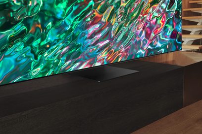 Televizor Samsung QE43QN90B 2022, plochá obrazovka zobrazující abstraktní tvary v zelených, modrých a červených tónech