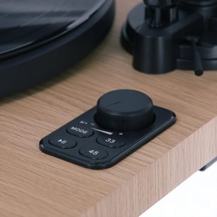 Hi-fi gramofon Enova HIFI Vision 2 SET Beech s črnim krožnikom, črno ročico za branje in pravokotno črno nadzorno ploščo