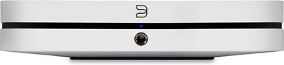 Bluesound NODE netwerk-audiospeler wit 2025, vooraanzicht, rechthoekige vorm, afgeronde rand, centrale jack-aansluiting