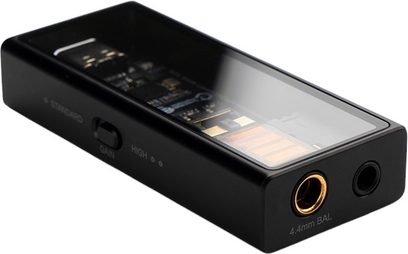 Hodetelefonforforsterker i høyoppløselig kvalitet M15i, rektangulært svart kabinett, gjennomsiktig toppflate, 4,4 mm og 3,5 mm kontakter på fronten