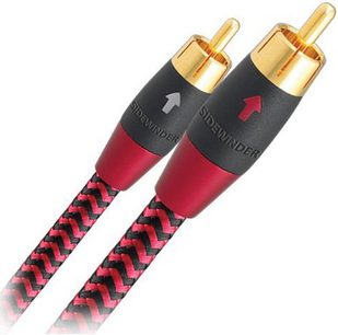 Analoge RCA-lydkabler fra Audioquest Sidewinder, guldbelagte stik, rød og sort flettet kappe, set forfra