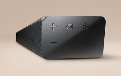 Samsung HW-R530 sort soundbar, set forfra, med kontrolknapper og logo på højre side