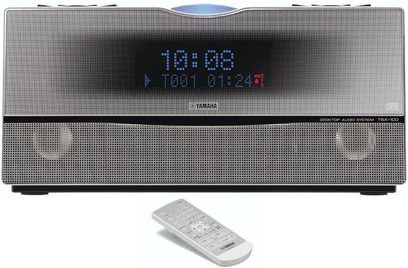 Yamaha TSX-100 sort radio-vækkeur, set forfra, blåt display "10:08 1001 01-24S" på LCD-skærm, grå fjernbetjening
