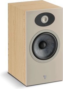 Enceinte bibliothèque Focal Theva N°1 chêne clair. Caisson bois clair, haut-parleur noir, tweeter argenté. Vue de face
