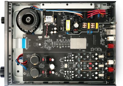 Indvendig visning af et åbent elektronisk kabinet indeholdende printplader, komponenter, stik og farvede kabler