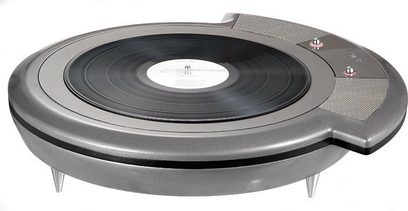 Grå metallic Furutech DeMag pladespiller, set ovenfra, med tonarmen og den runde sorte pladedrejer