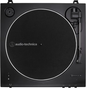 Sort Audio Technica-pladespiller set oppefra, rundt pladetallerken med logo i midten og lige tonearm til højre
