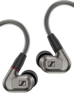Metalik gri Sennheiser IE 600 kulak içi kulaklık, yandan görünüm, kavisli uçlar, damla şeklinde sürücüler