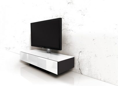 Vægmonteret TV-møbel Spectral Brick BR1500 i hvid og sort, set forfra i let nedadgående vinkel på hvid baggrund