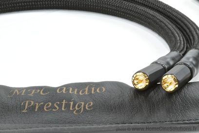 MPC Audio Prestige sort RCA-lydkabel, guldbelagte stik, nærbillede af den ene ende af kablet