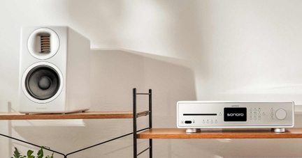 Catena hi-fi Sonoro bianca con lettore CD e diffusore da scaffale compatto su mensola in legno dal design minimalista