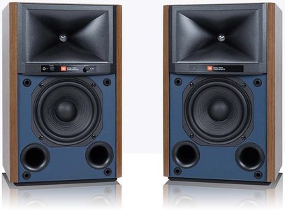 To JBL 4305P højttalere i valnød set forfra, trækabinetter, blå højttalere, sort diskanthøjttaler, sort frontplade